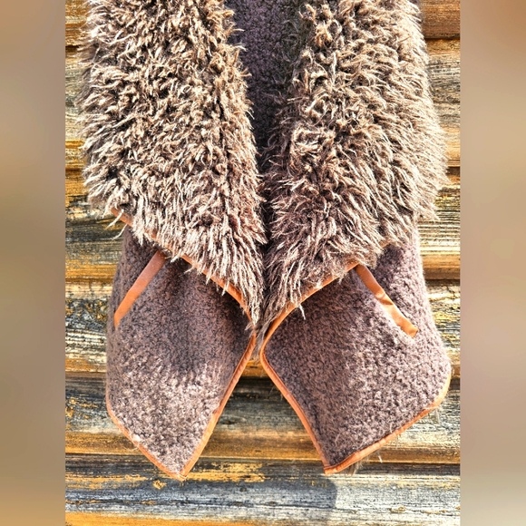 Love Tree Brown Wool Sherpa Fur Heavy Vest w/ Brown Leather Trim & Pockets - Picture 6 of 13